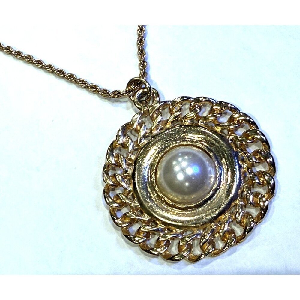 TRIFARI GOLD ROPE CHAIN ROUND MEDALLION FAUX PEARL PENDANT NECKLACE ROMANESQUE - Picture 5 of 9